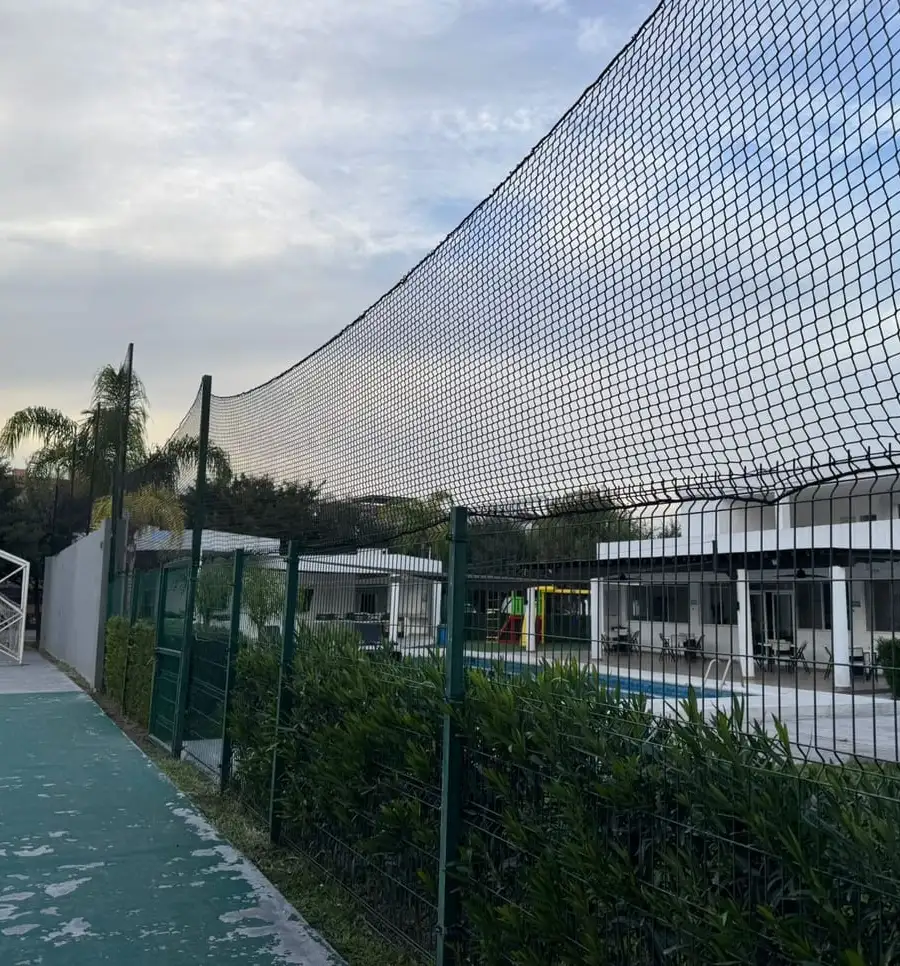Malla retenedora alrededor de una cancha