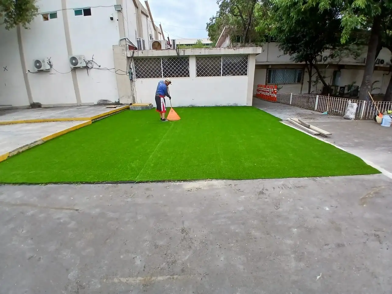 Pasto sintético instalado en un patio