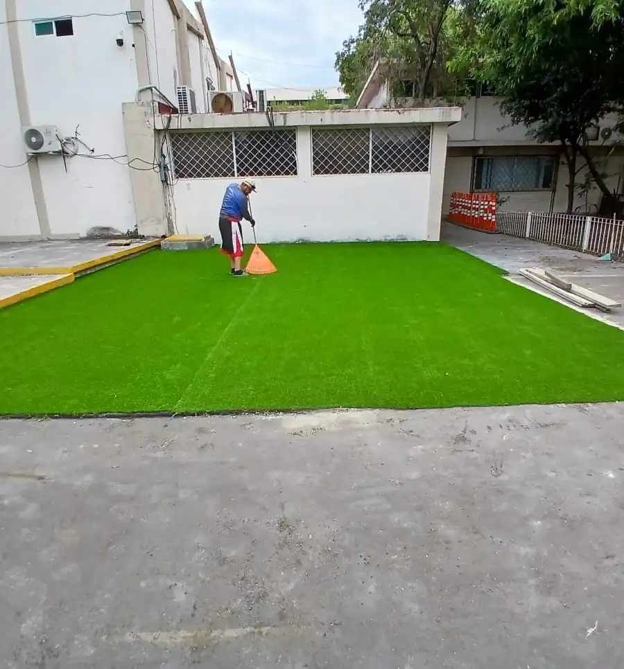 Pasto sintético instalado en un patio